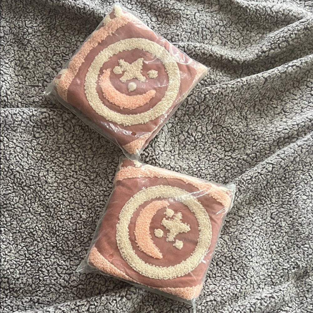MIND'S EYE PILLOWCASE
Fits a 16-18" pillow insert.
NWT Set of 2 $44 valued each